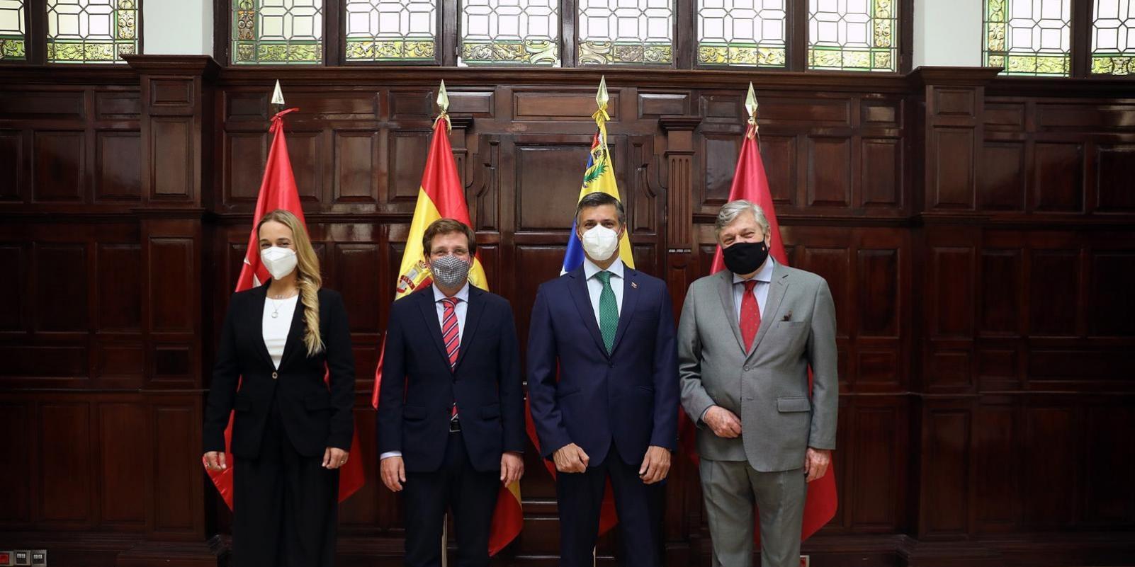 Almeida recibe a Leopoldo López en Cibeles