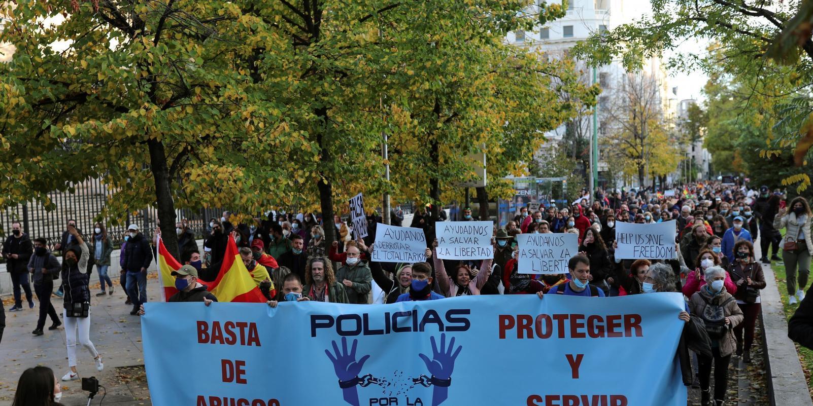 Negacionistas se manifiestan en Madrid contra las medidas anti-covid