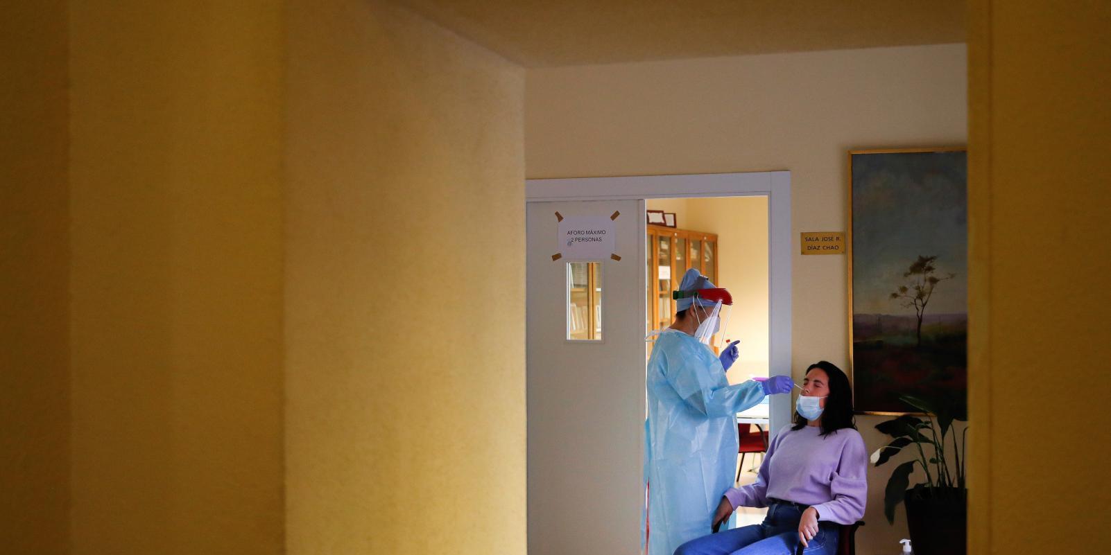 La presión hospitalaria en España sube y la ocupación en las UCI roza el 32 por ciento