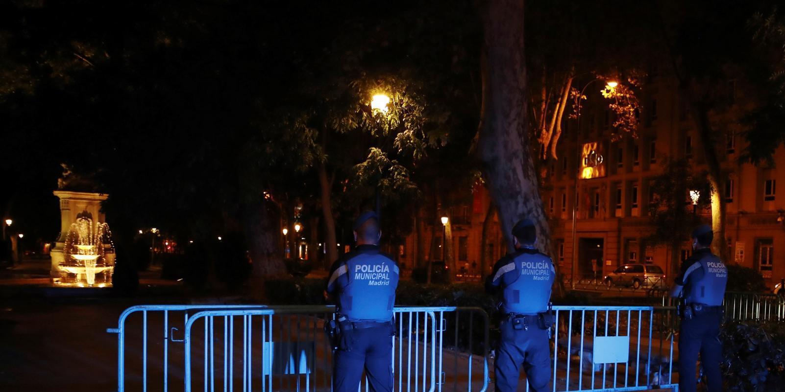 La Policía Municipal captura una boa constrictor de más de un metro en una calle de Tetuán