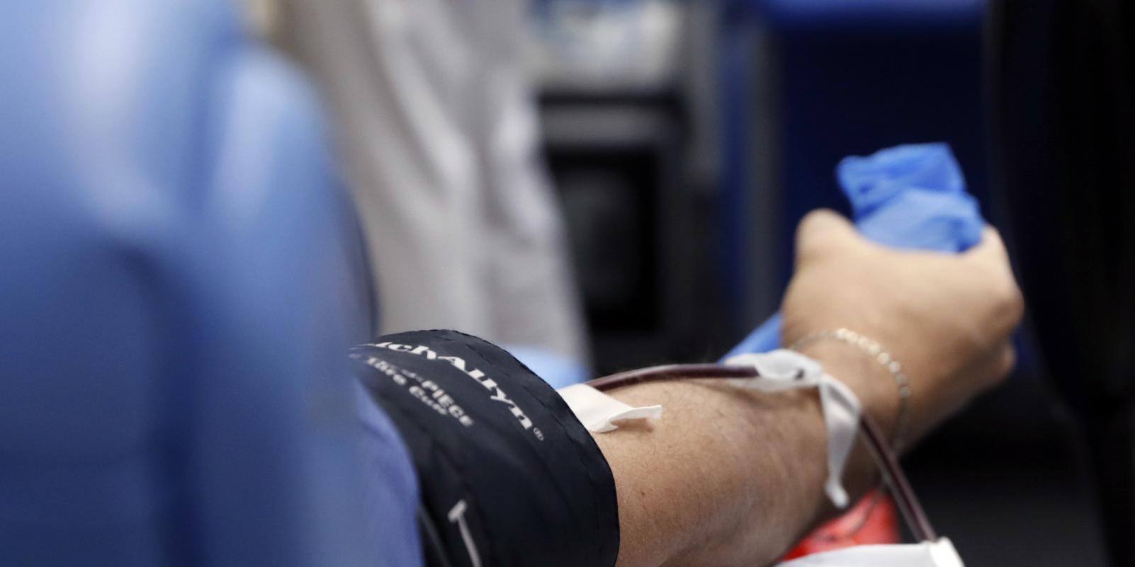 Los supervivientes del covid ponen "su granito de arena" donando plasma