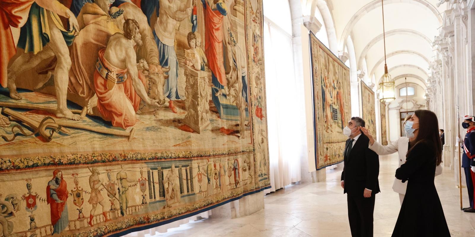 La reina inaugura la exposición de tapices de Rafael en el Palacio Real