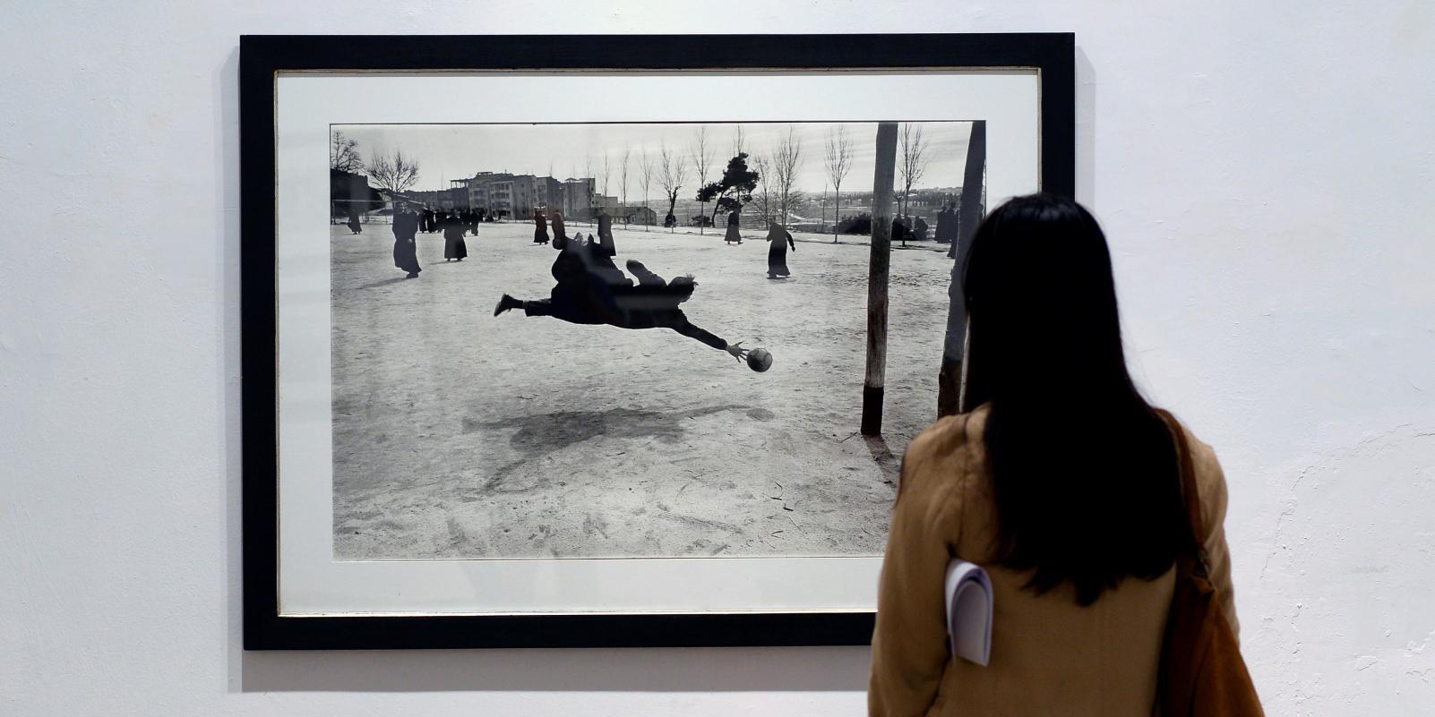 Ramón Masats recibe el galardón del VI Certamen de Foto Alcobendas