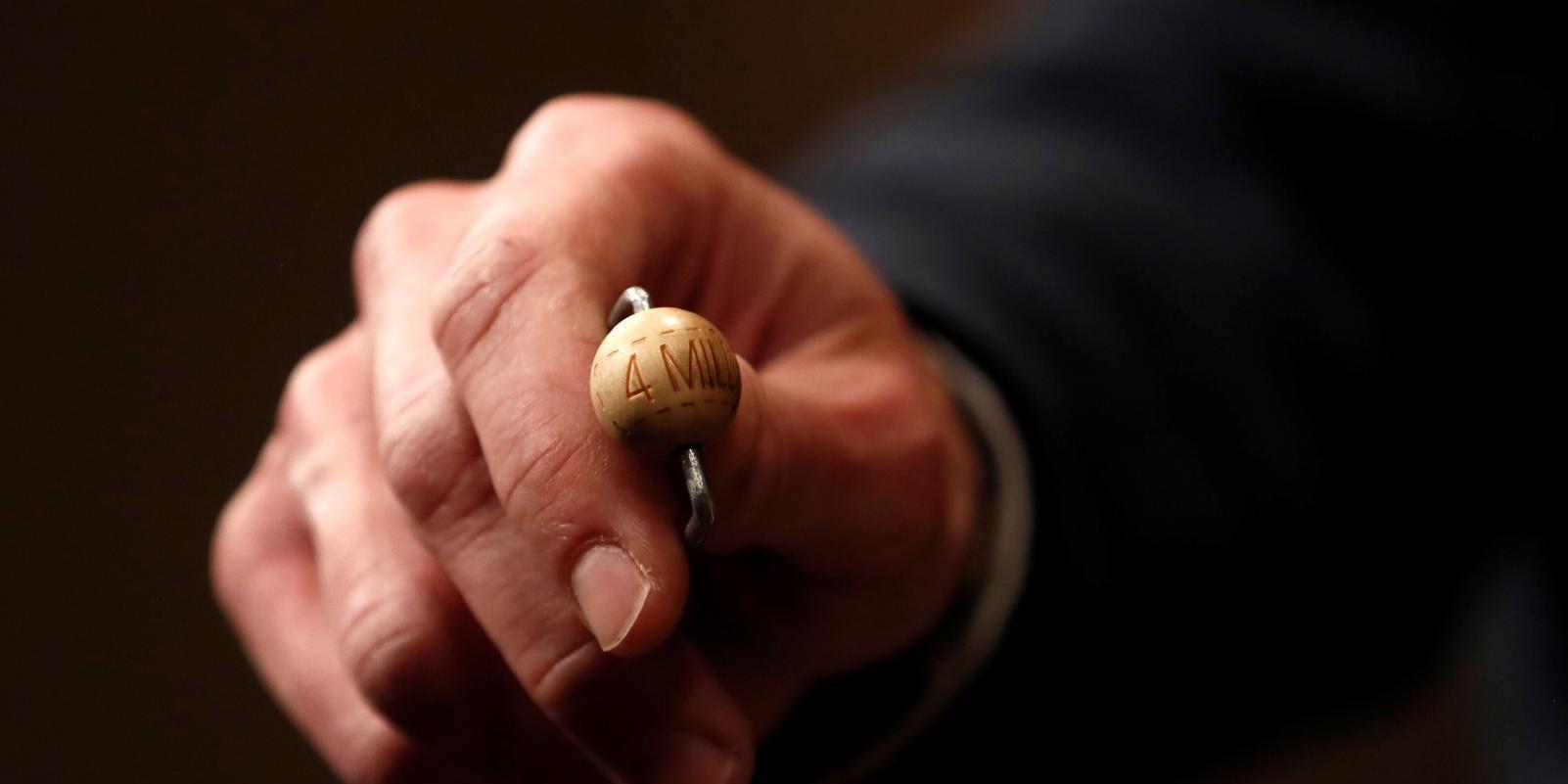 Los premios de la Lotería de Navidad a partir de 40.000 euros pagan impuestos