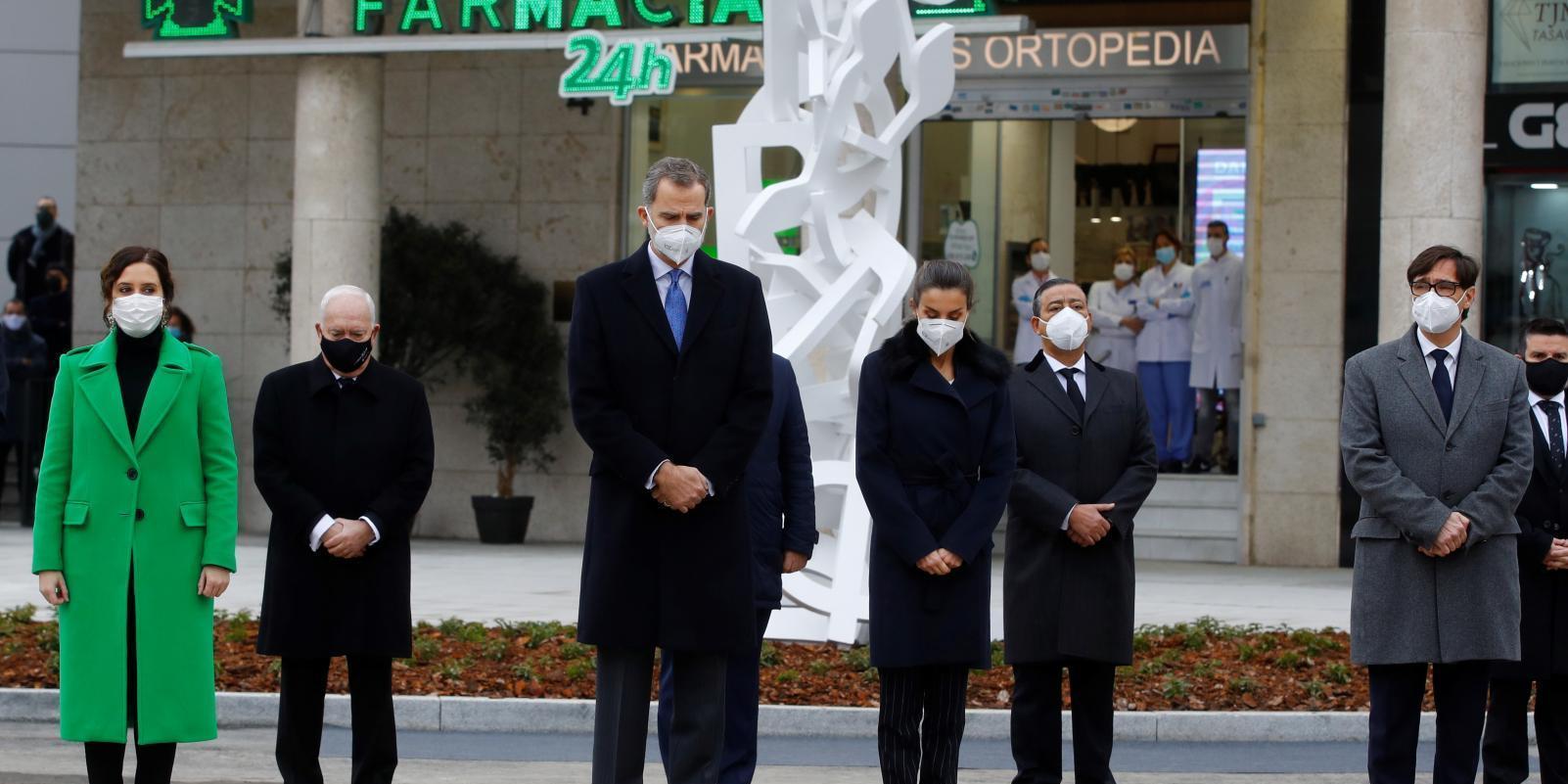 Los reyes inauguran el monumento a los sanitarios entre gritos de "Illa dimisión"