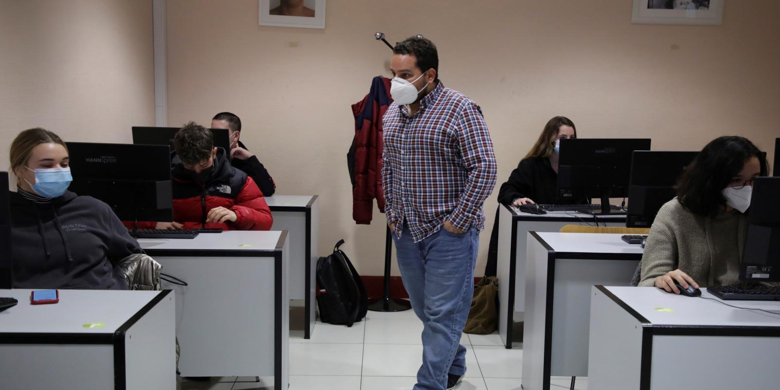 Los docentes y los trabajadores de entornos cerrados se vacunarán en la segunda fase