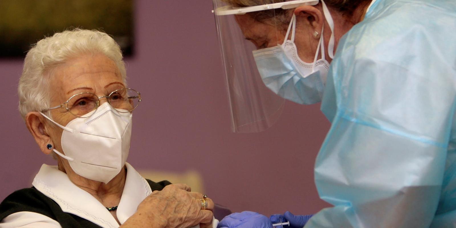 Una anciana recibe en Guadalajara la primera vacuna contra la covid en España