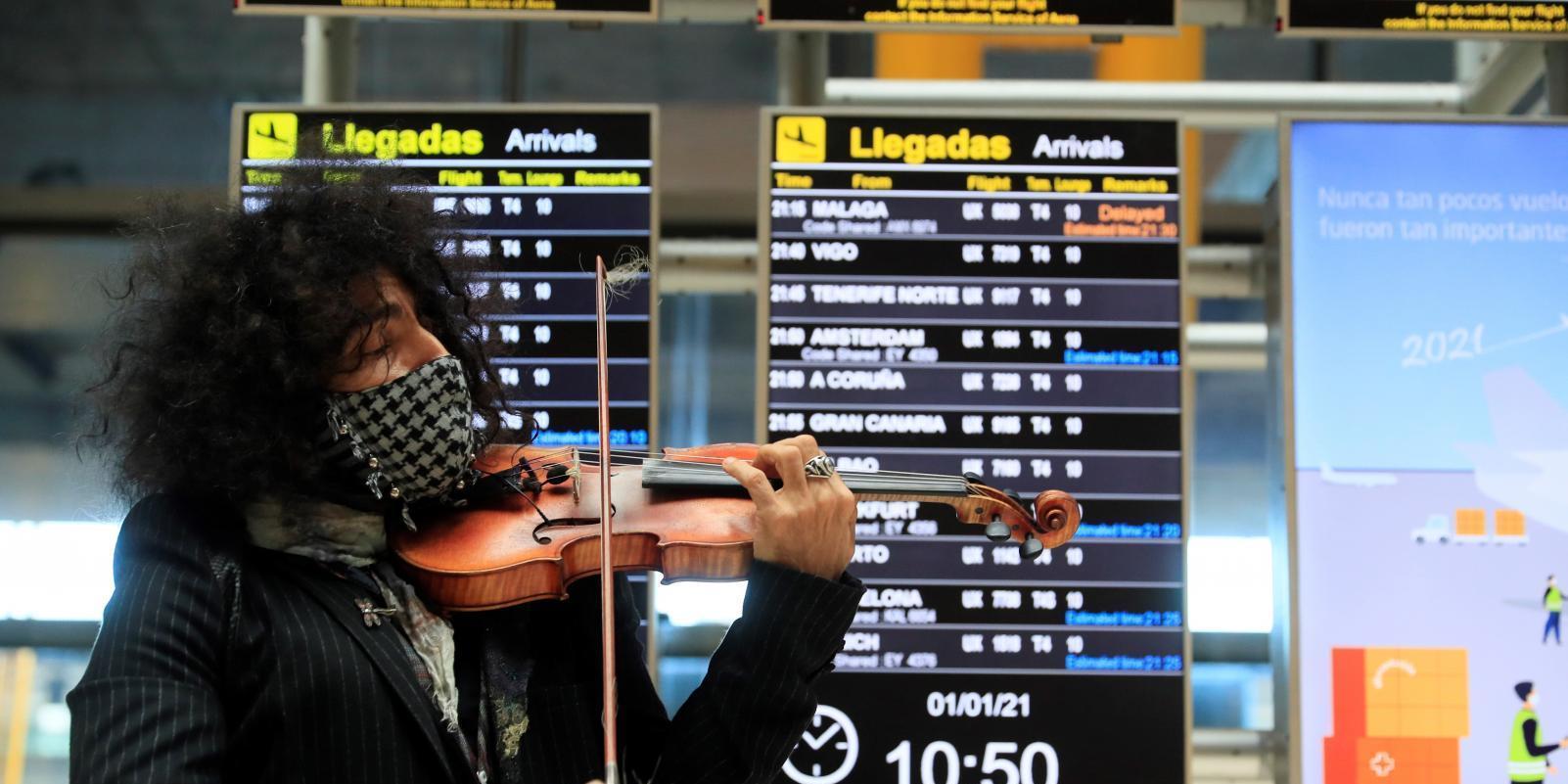 Ara Malikian da la bienvenida al año con un miniconcierto en la T4 de Barajas