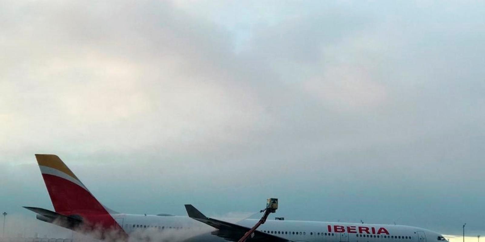 Iberia ha desviado 17 aviones con 2.900 pasajeros por el temporal