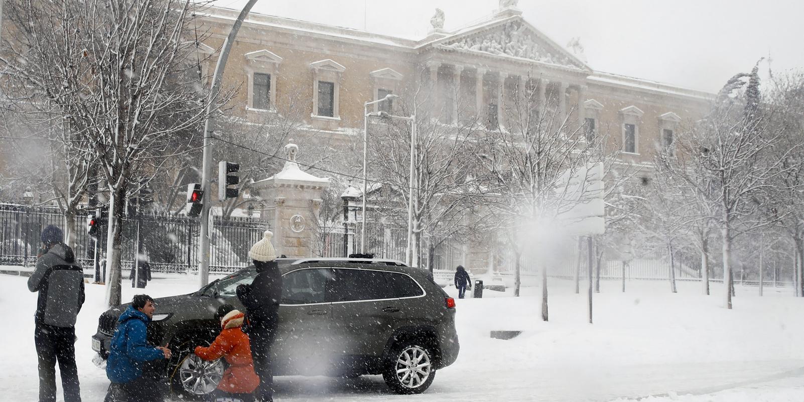 Madrid enciende las luces navideñas para evitar desprendimientos de nieve