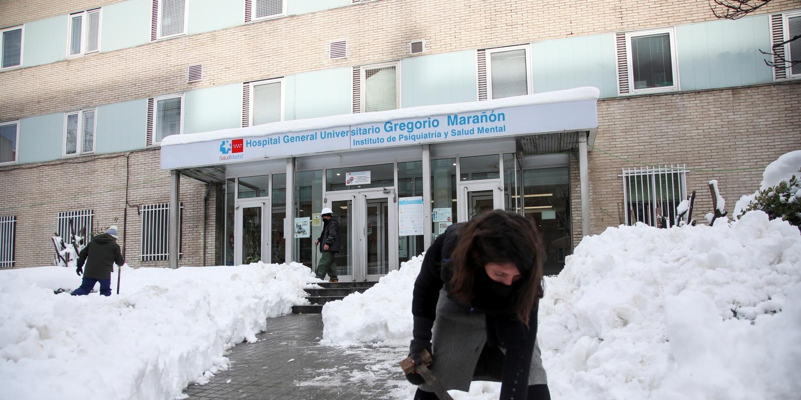 Díaz Ayuso agradece el "esfuerzo y colaboración" de los madrileños quitando nieve