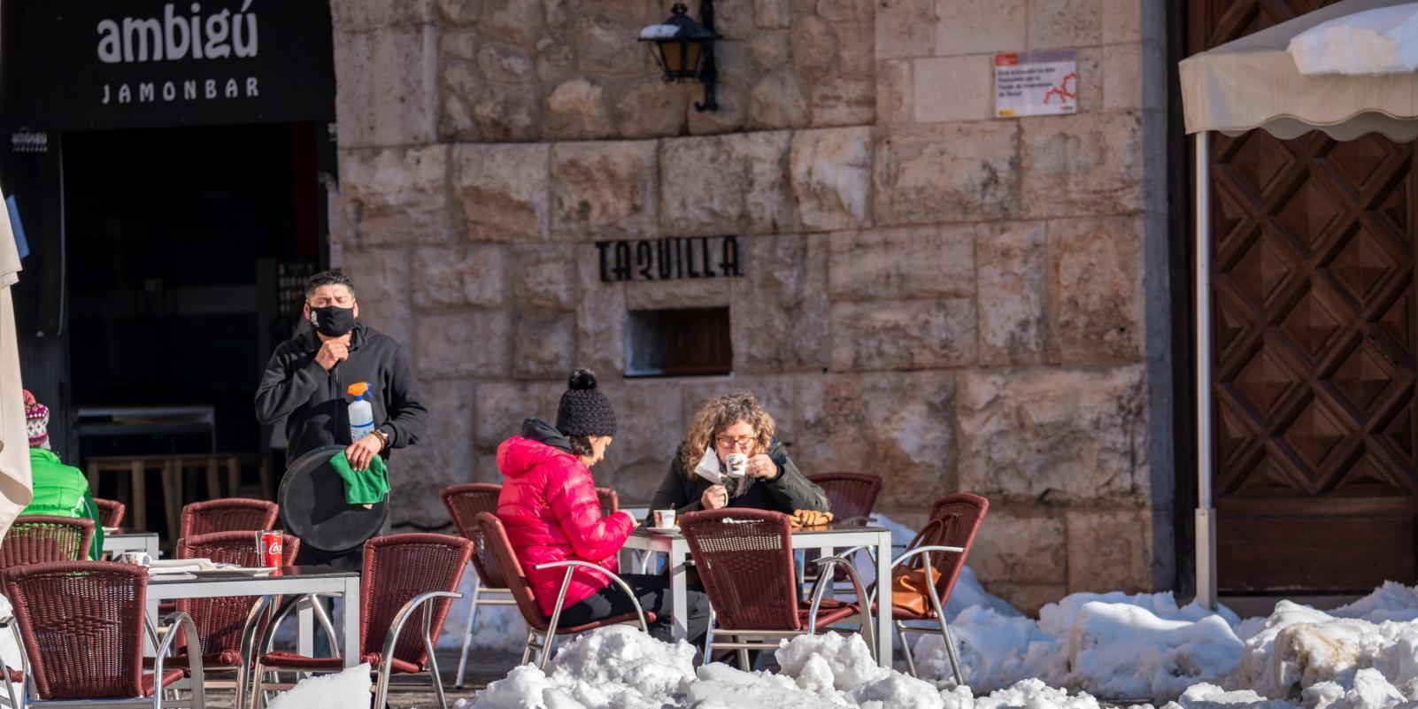 El frío complica las tareas para recuperar la normalidad tras el temporal