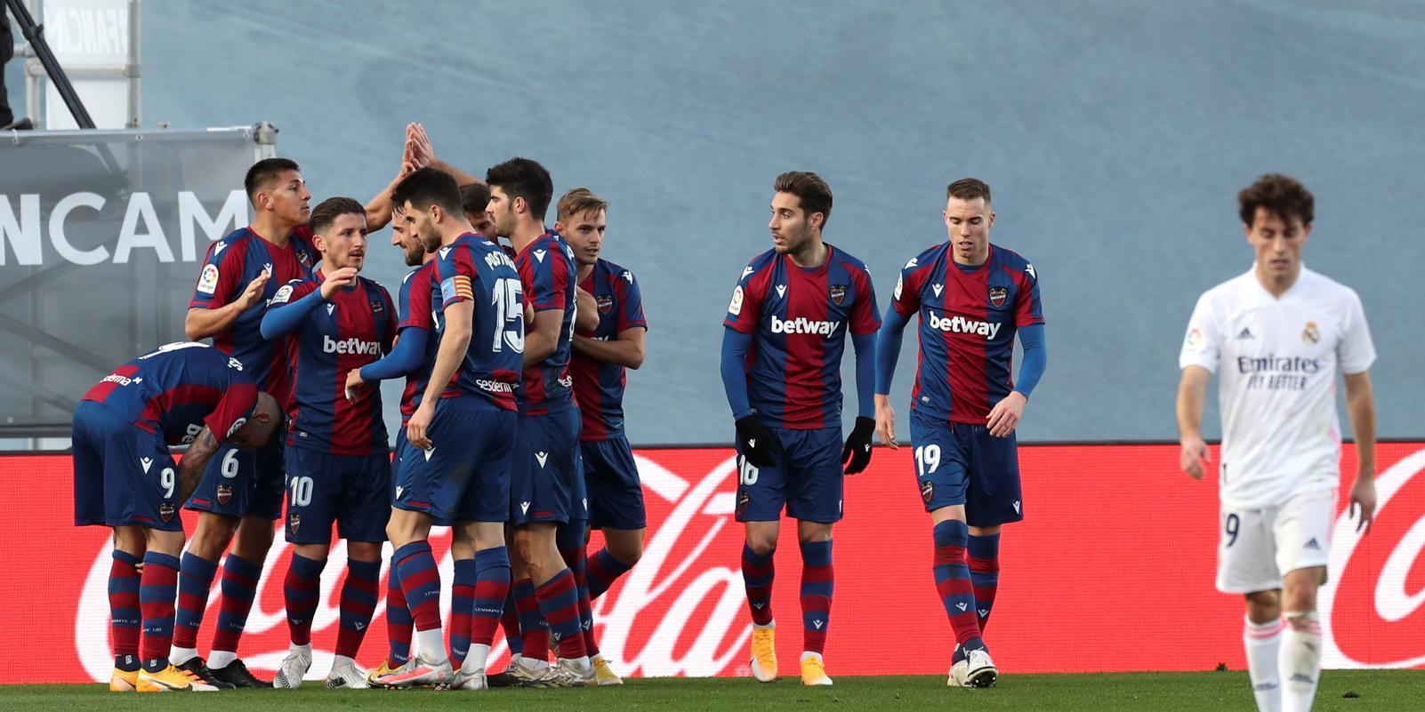 1-2. El Real Madrid renuncia a la Liga