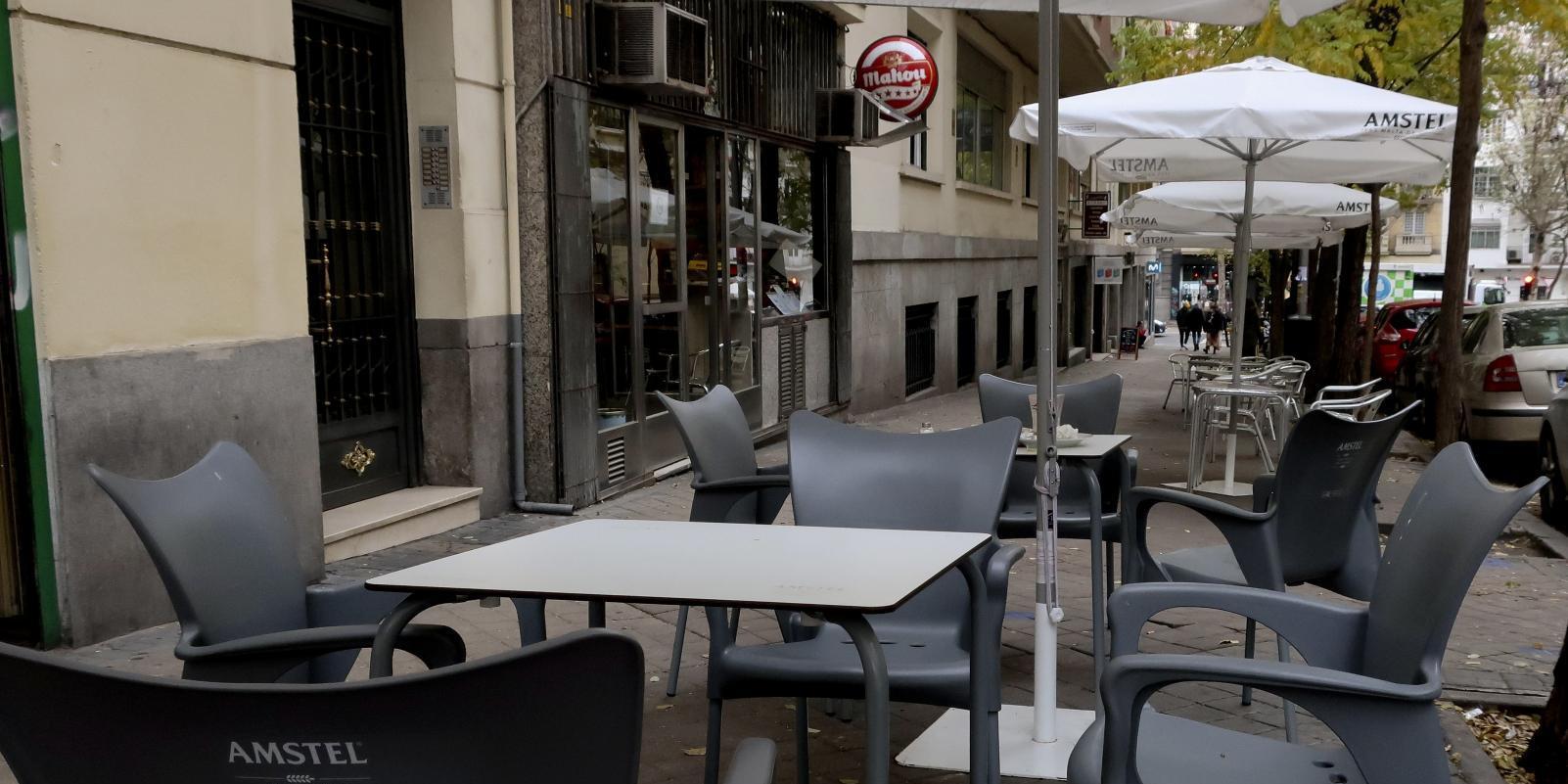 La Comunidad ampliará este viernes a seis el límite por mesa en terrazas y el uso obligatorio de mascarillas en el interior