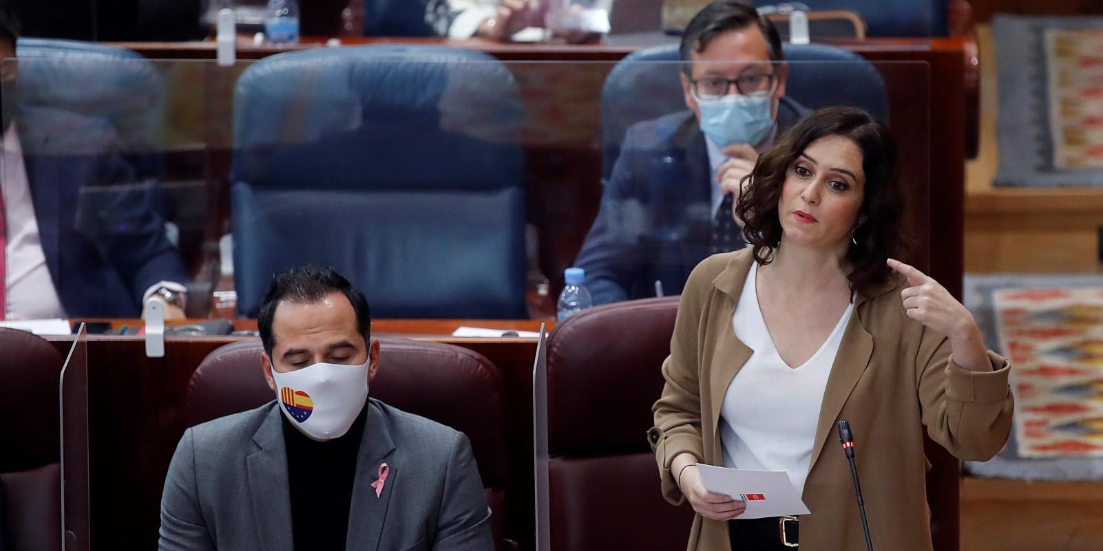 La presidenta regional defiende que Madrid ha levantado la economía nacional en la segunda y tercera ola de la pandemia