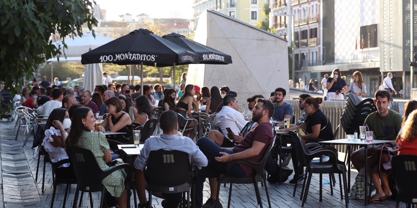 La Comunidad amplía a seis los comensales en las mesas de las terrazas