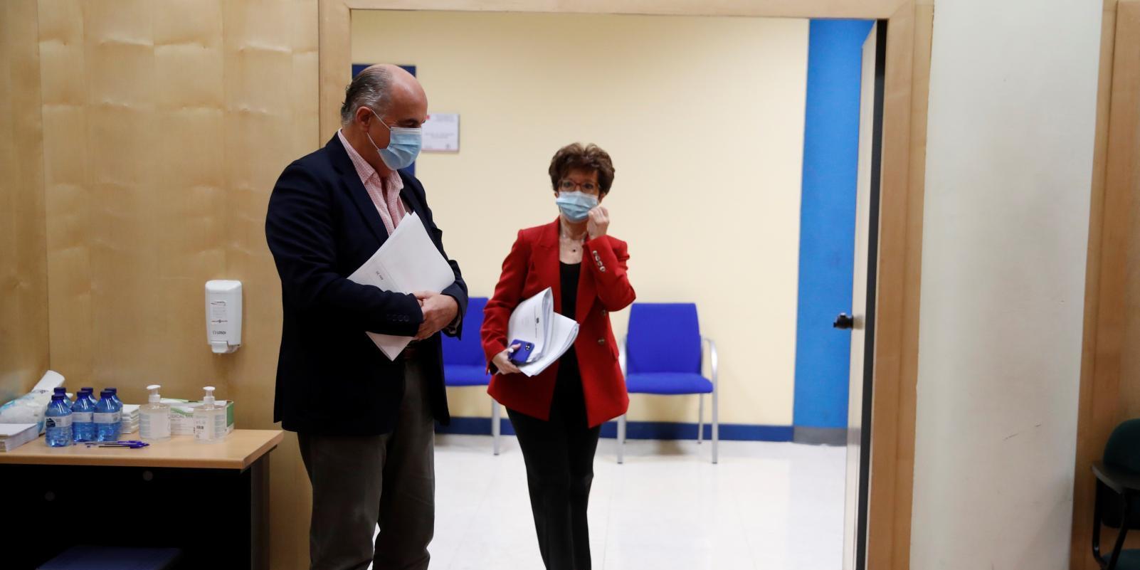 Zapatero defiende la vacunación del gerente del Clínico por ser "de riesgo"