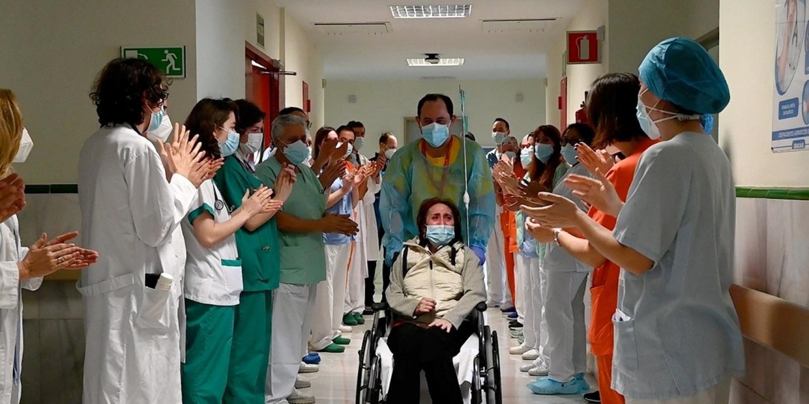 El Gregorio Marañón da el alta a una paciente tras diez meses ingresada por covid