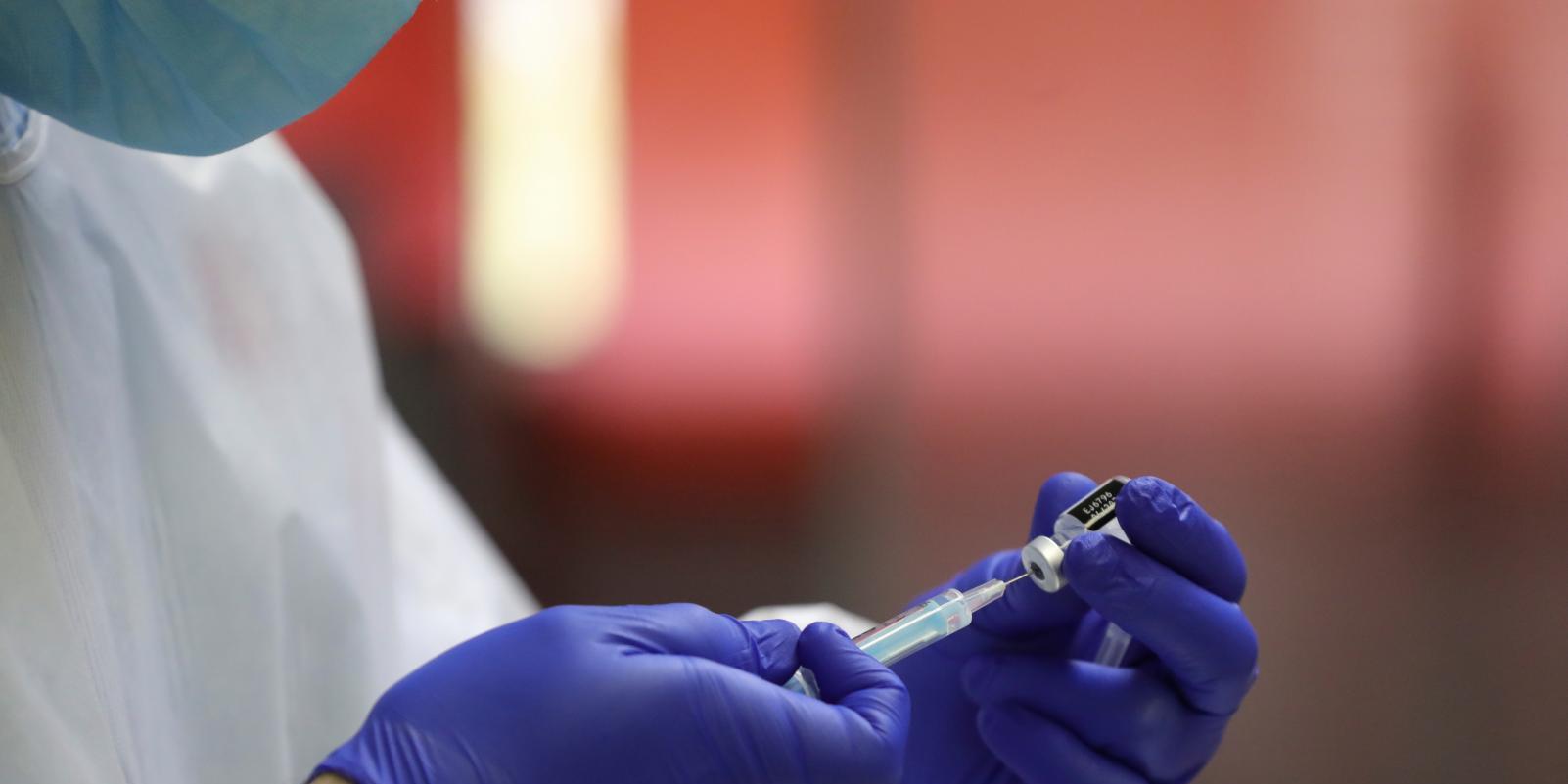 Comienza la vacunación contra la covid de los mayores de 80 años en Madrid