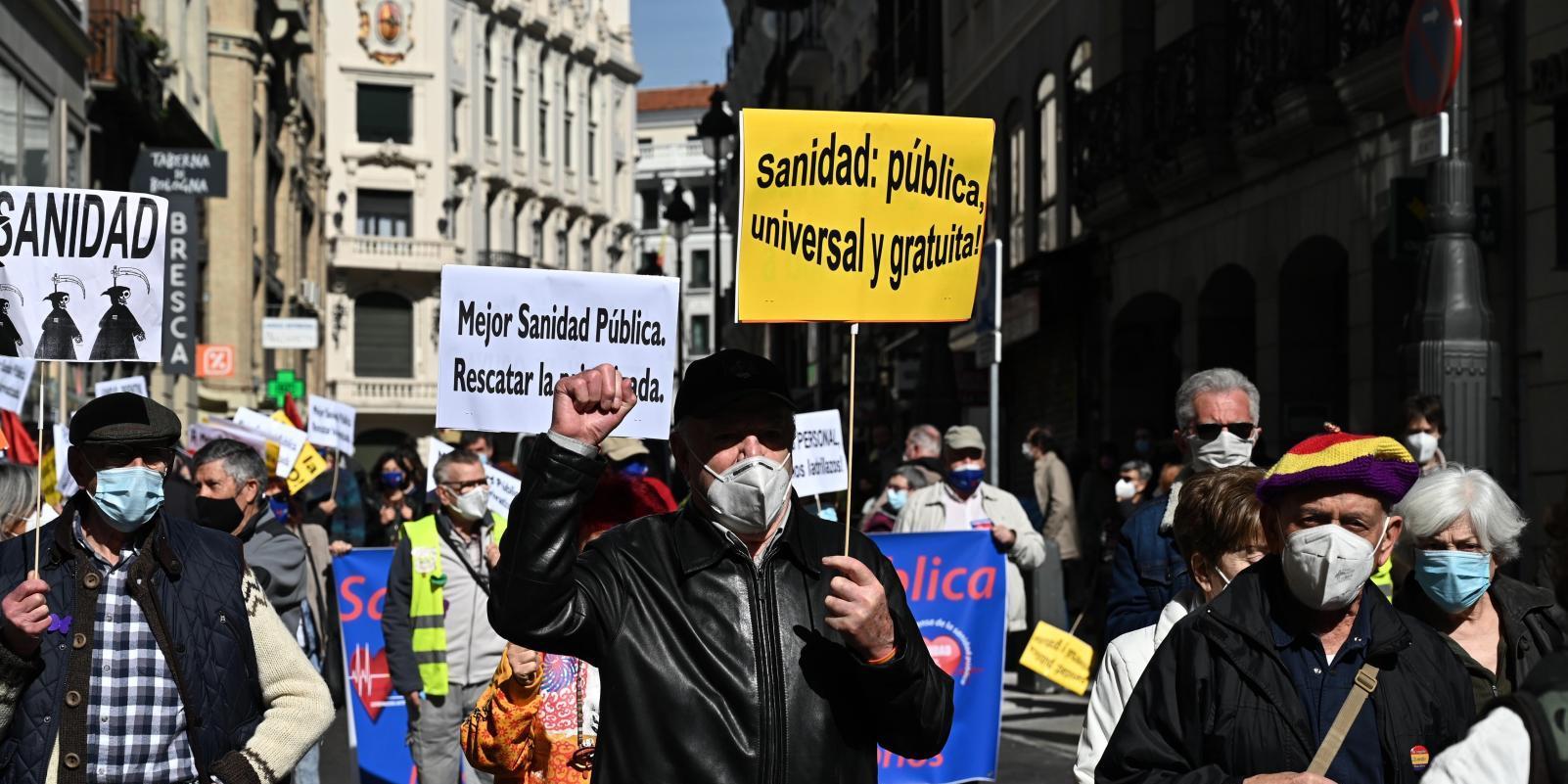 Unas 200 personas protestan contra la privatización sanitaria en Madrid