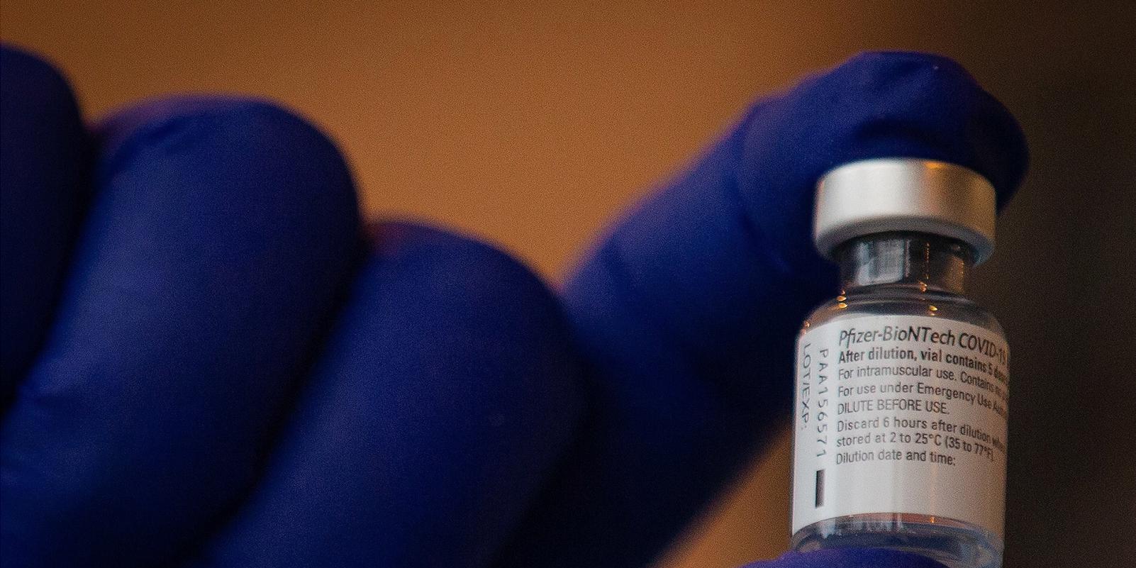 Darias anuncia que en abril llegarán 4,8 millones de vacunas solo de Pfizer