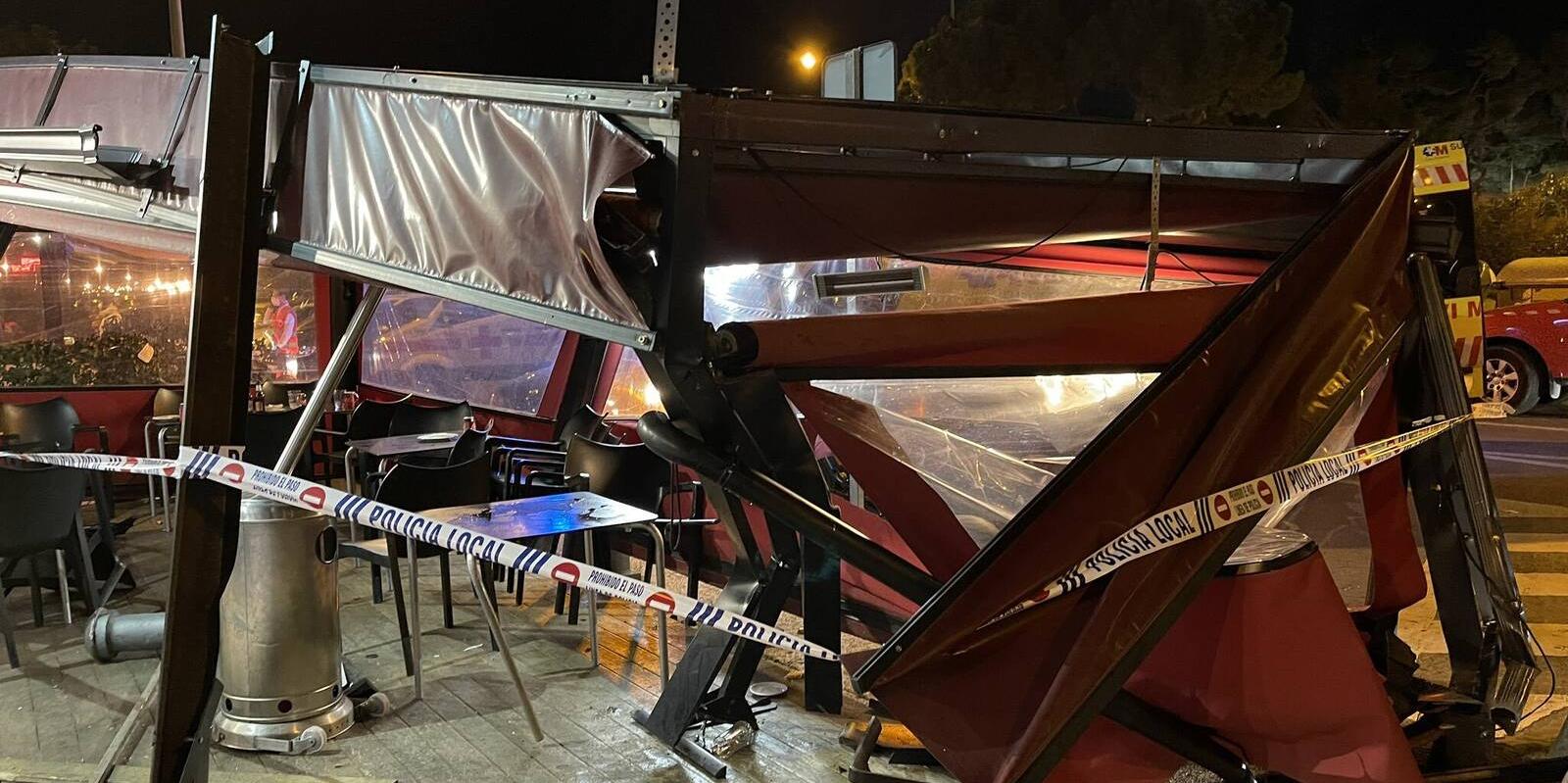 Tres heridos al empotrarse un turismo contra la terraza de un restaurante en Majadahonda