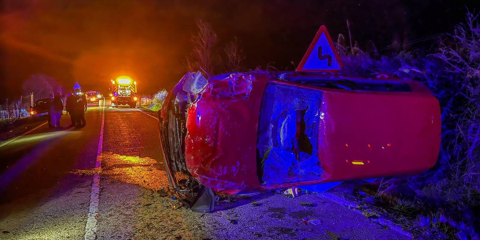 Dos jóvenes heridos al volcar su coche en Gargantilla del Lozoya