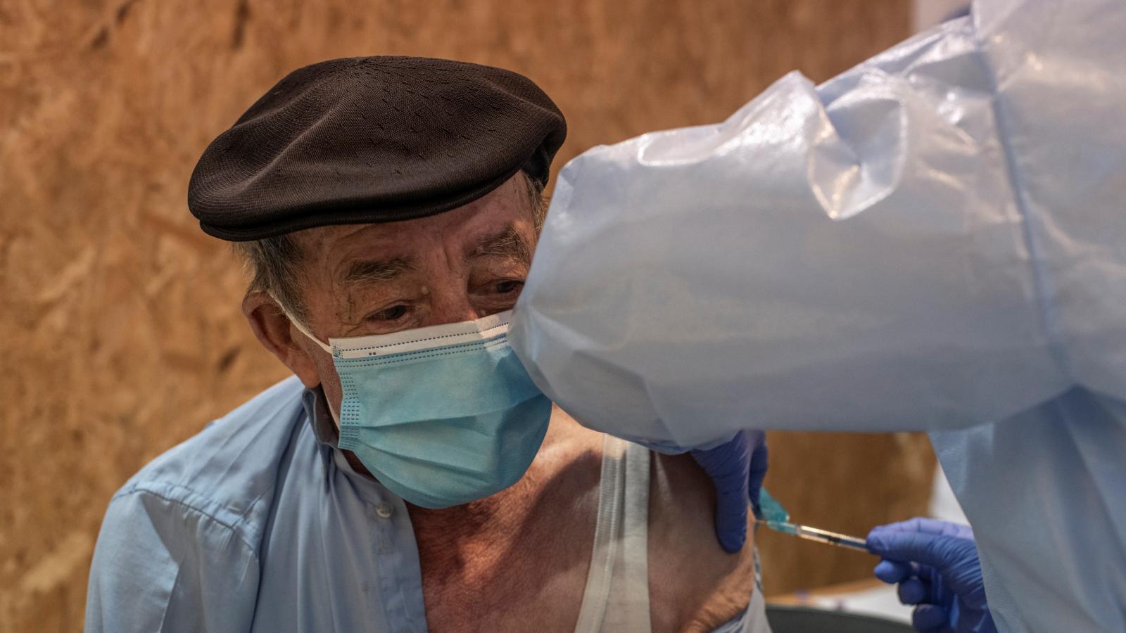 Casi el 70% de los mayores de 80 años está inmunizado con las dos dosis