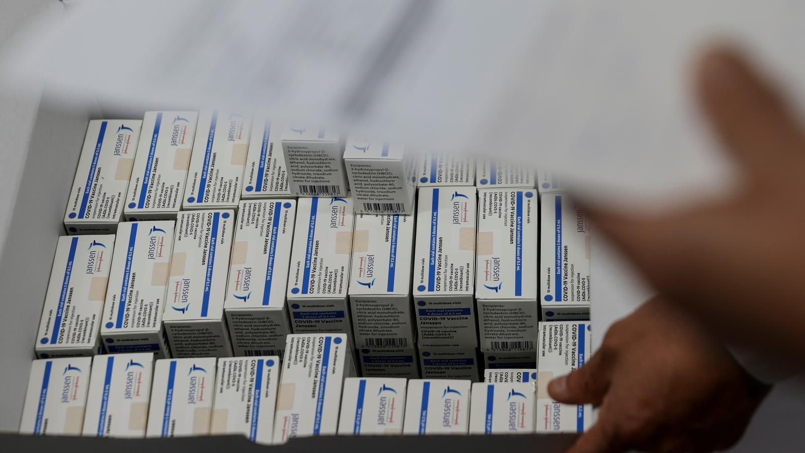 La Comunidad de Madrid empieza a administrar la vacuna monodosis de Janssen a dependientes La Comunidad de Madrid empieza a administrar la vacuna monodosis de Janssen a dependientes