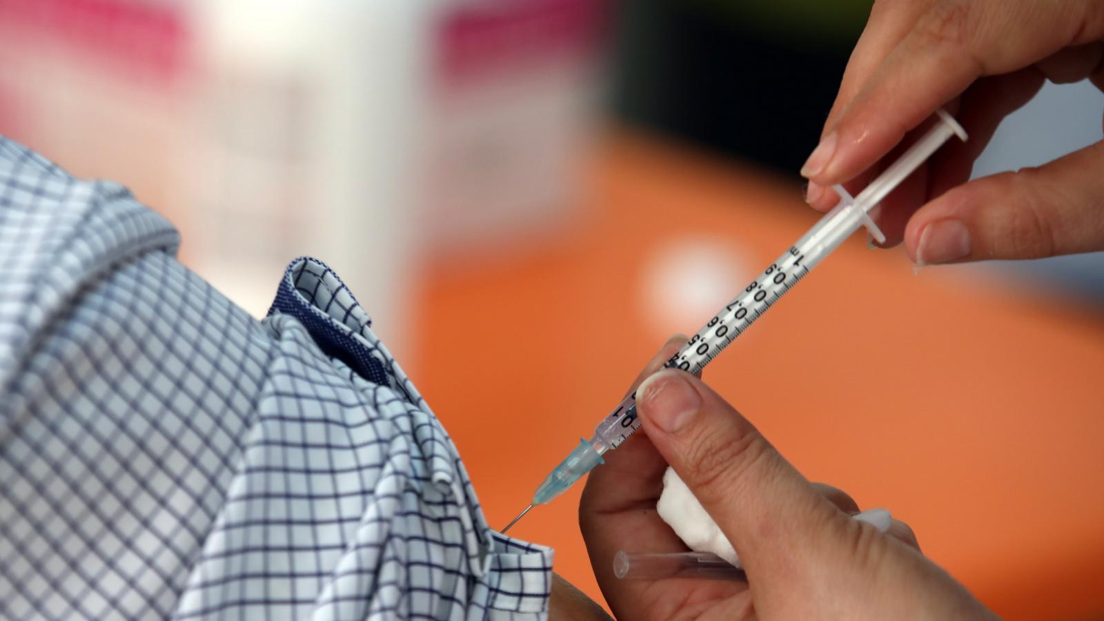 Los menores de 60 años de grupos prioritarios serán vacunados en los hospitales de Madrid con Pfizer