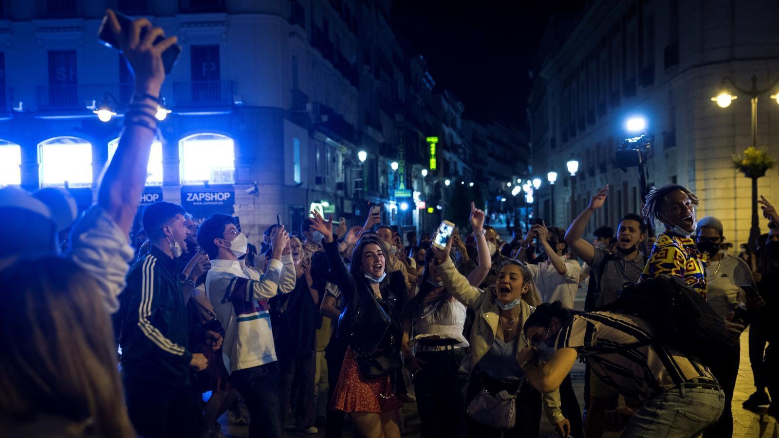 Miles de madrileños se echan a la calle a festejar el fin de toque de queda