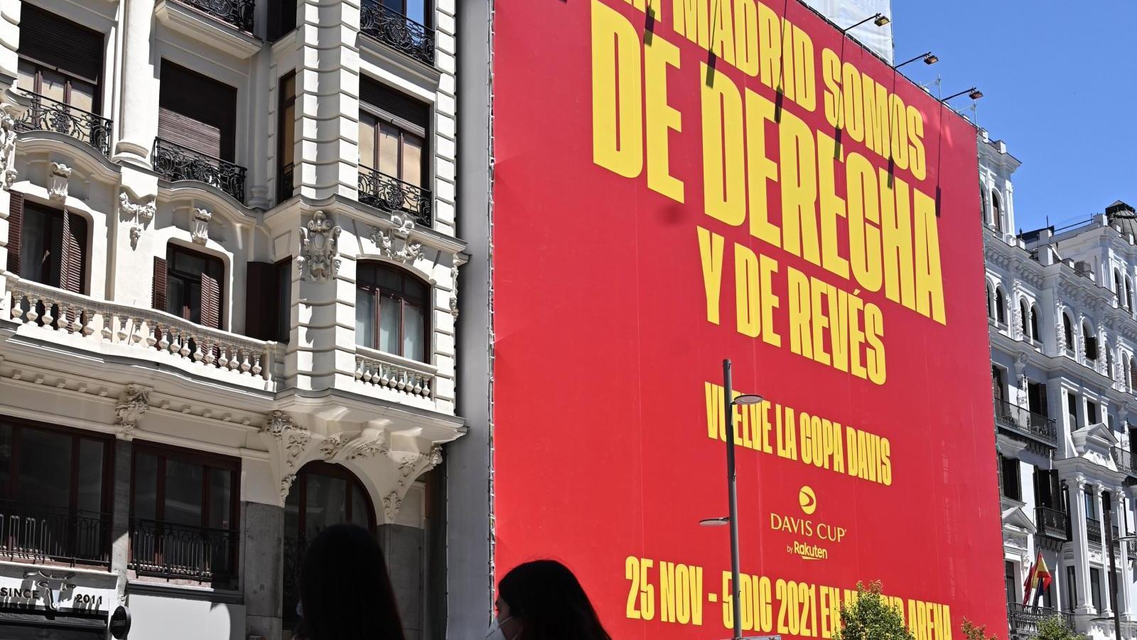 La Copa Davis despliega un polémico cartel gigante en la Gran Vía madrileña