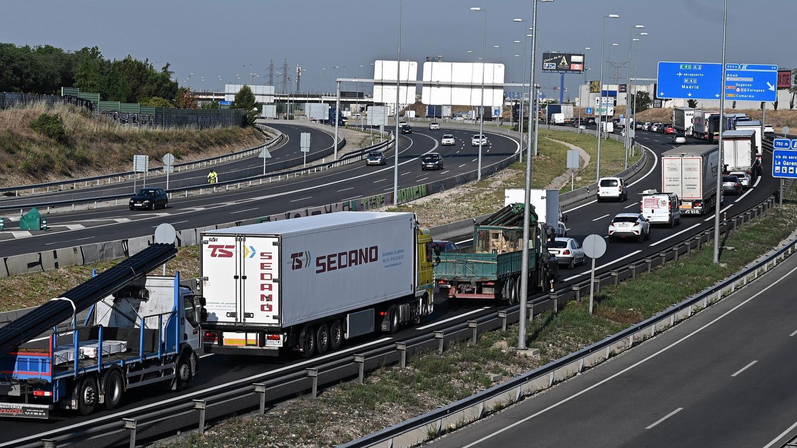 Reabren la A-2 de entrada a Madrid tras el accidente de un camión con cerdos