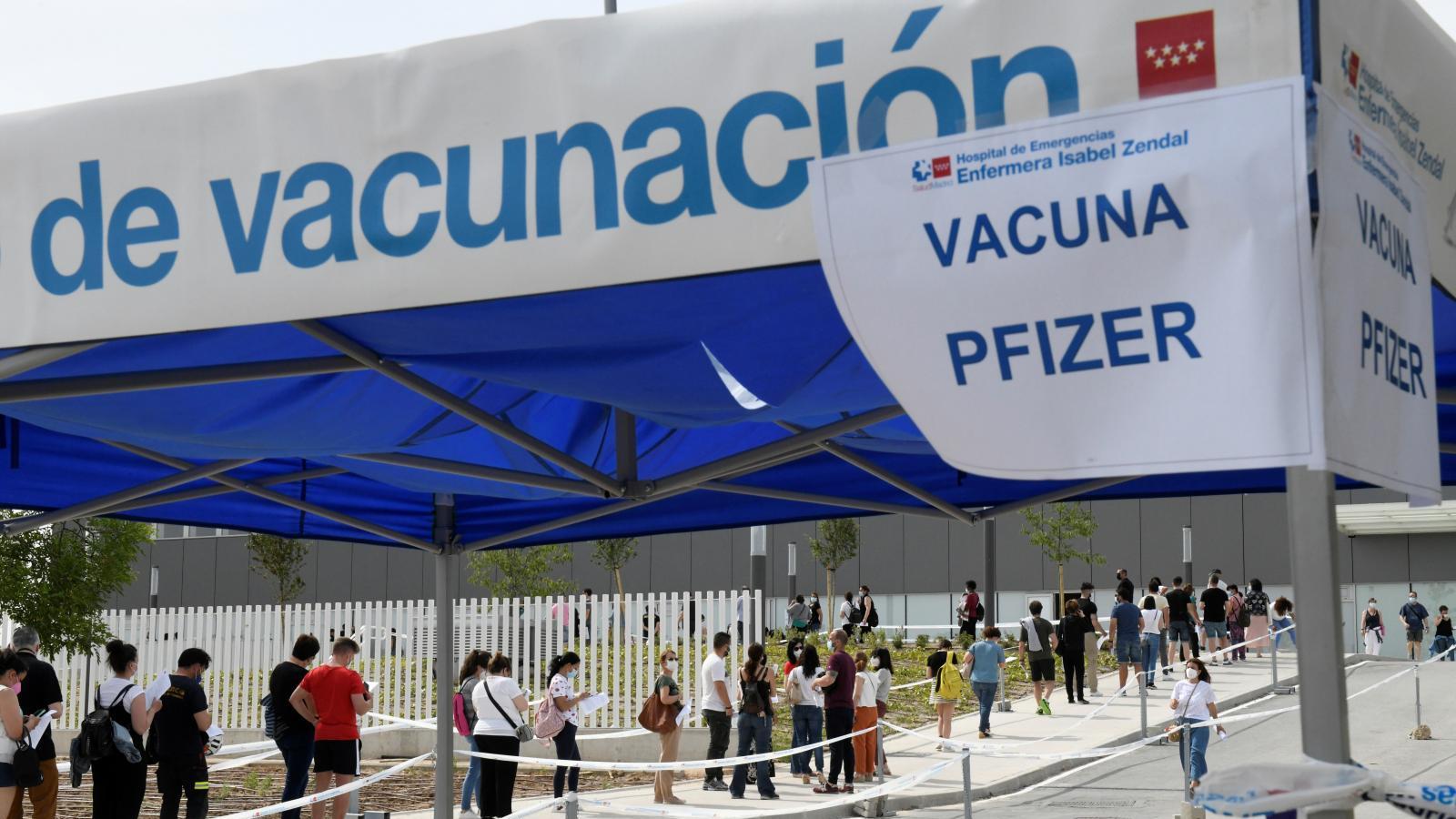 Combinar AztraZeneca con Pfizer potencia la inmunidad "celular", según un ensayo