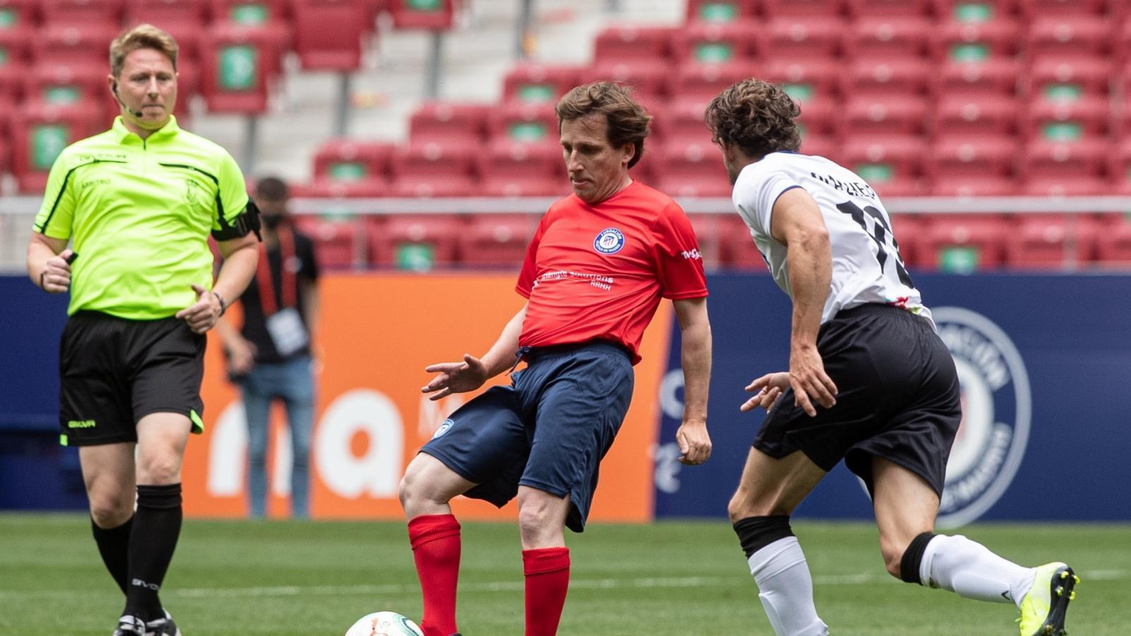 Martínez-Almeida juega un partido solidario contra el cáncer infantil