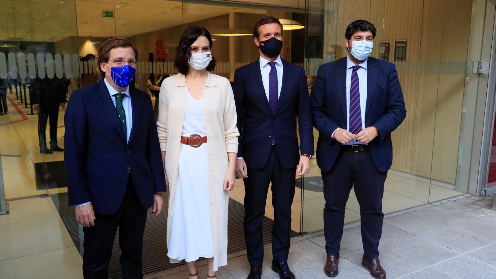 Casado y los barones del PP arropan a Ayuso en su toma de posesión