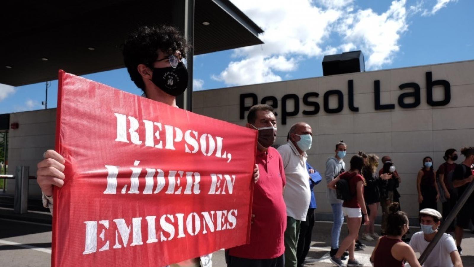 Activistas bloquean entrada al centro de investigación de Repsol en Móstoles