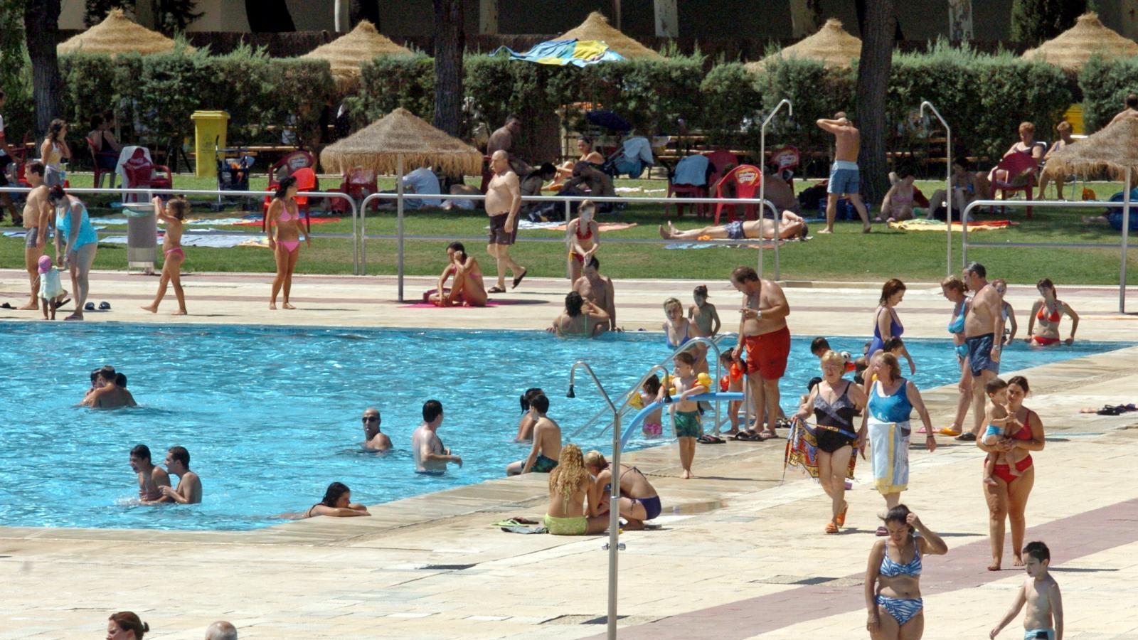 580 entradas al día para bañarse gratis en las piscinas de la Comunidad de Madrid con el carnet joven
