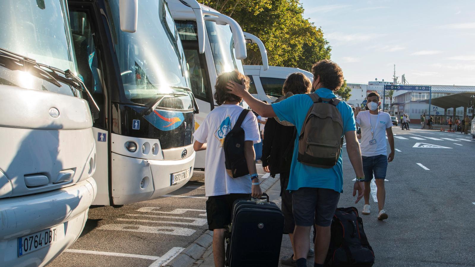 Un autobús traerá a Madrid a jóvenes del brote de Palma, que suma 831 casos