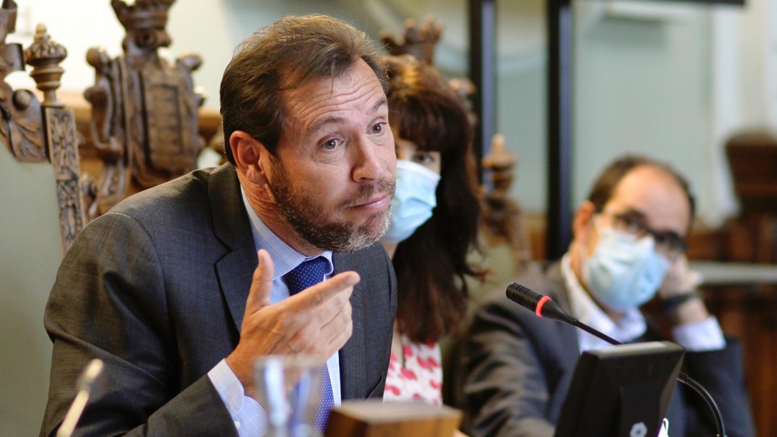 El socialista Oscar Puente dice que Cantó cobrará 75.000 euros "por rascarse los huevos a dos manos"