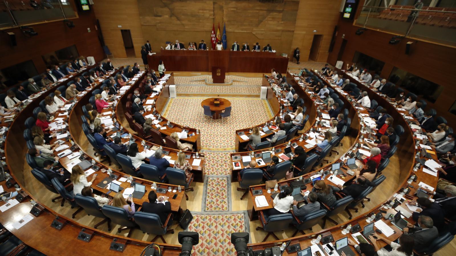 Siete diputados del PP relevan a otros en la Asamblea de Madrid por renuncia