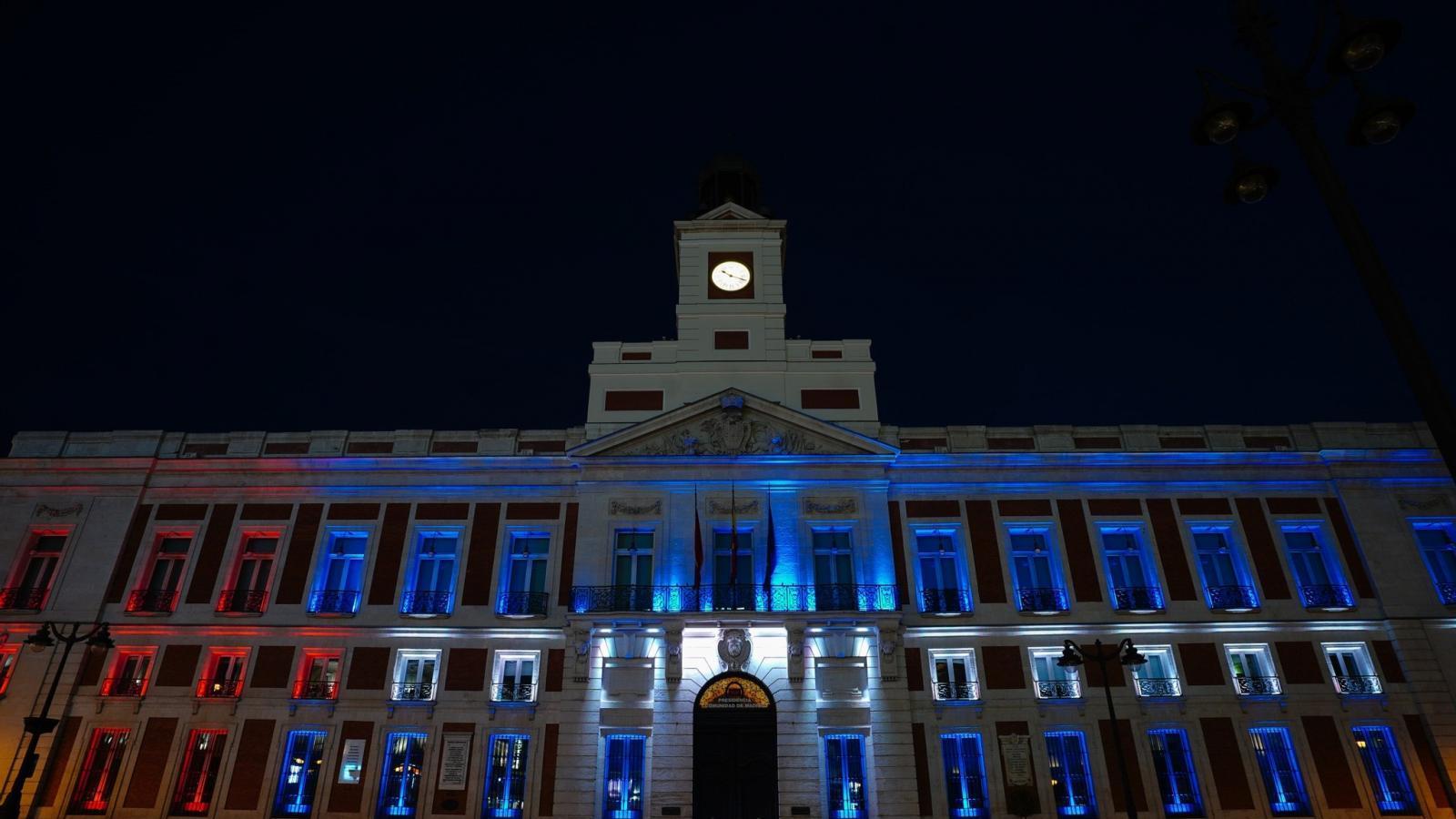 La Comunidad de Madrid ilumina su sede con los colores de la bandera cubana