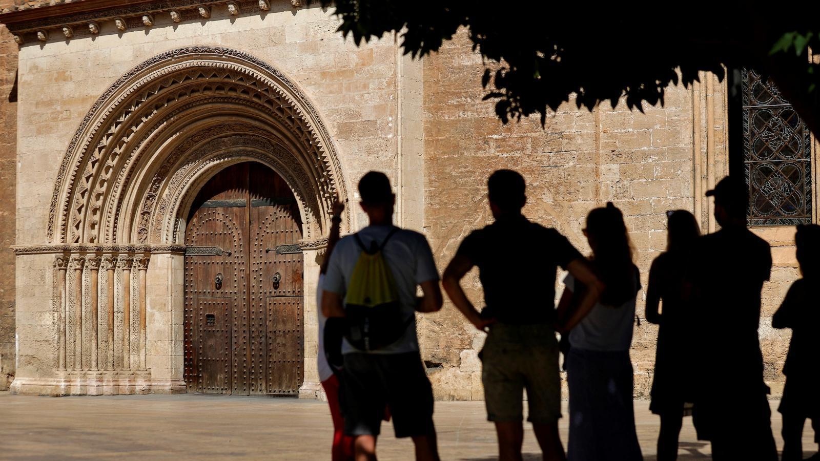 Se extiende el toque de queda: se amplía en dos comunidades y lo piden cuatro