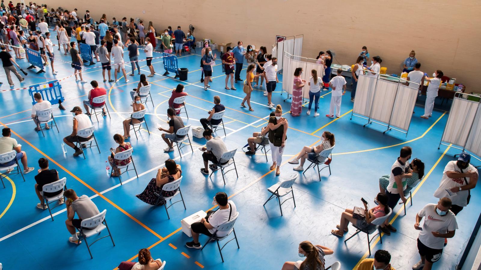 El 68,3% de la población diana en España, mayor de 12 años, ya tiene la pauta completa