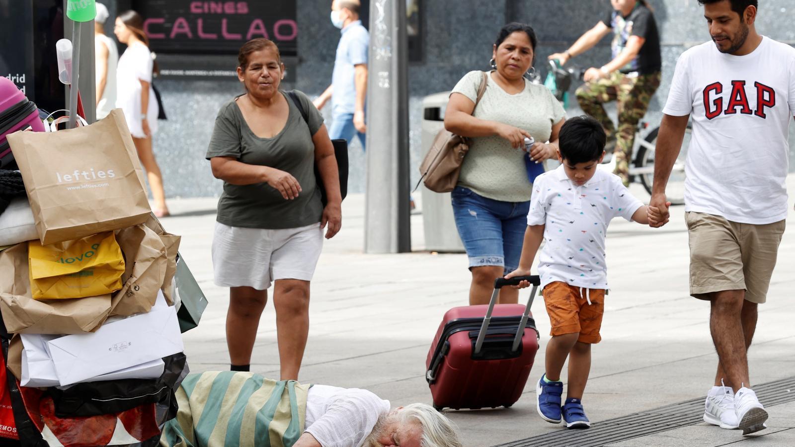 El padre Ángel ofrece agua y techo a los sin hogar para combatir el calor