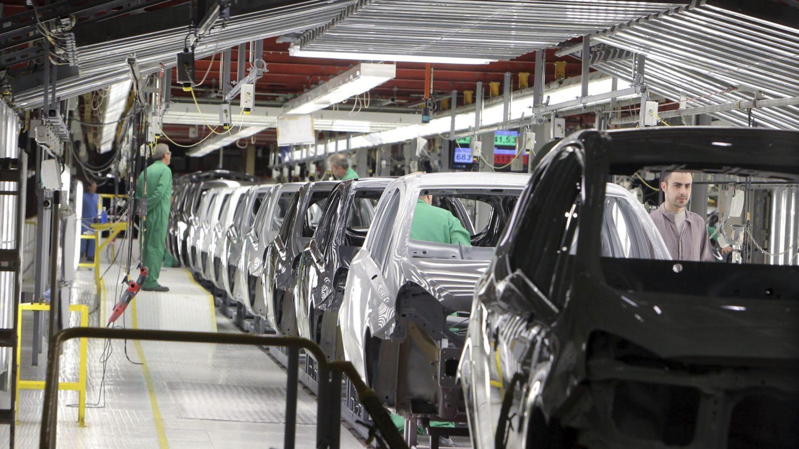 La falta de chips obliga a las plantas de automóviles españolas a parar