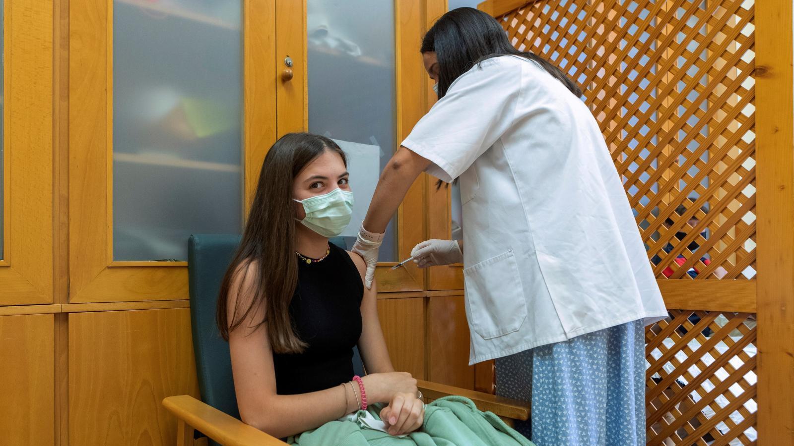 España supera el 70% de su población con la vacuna completa contra la covid