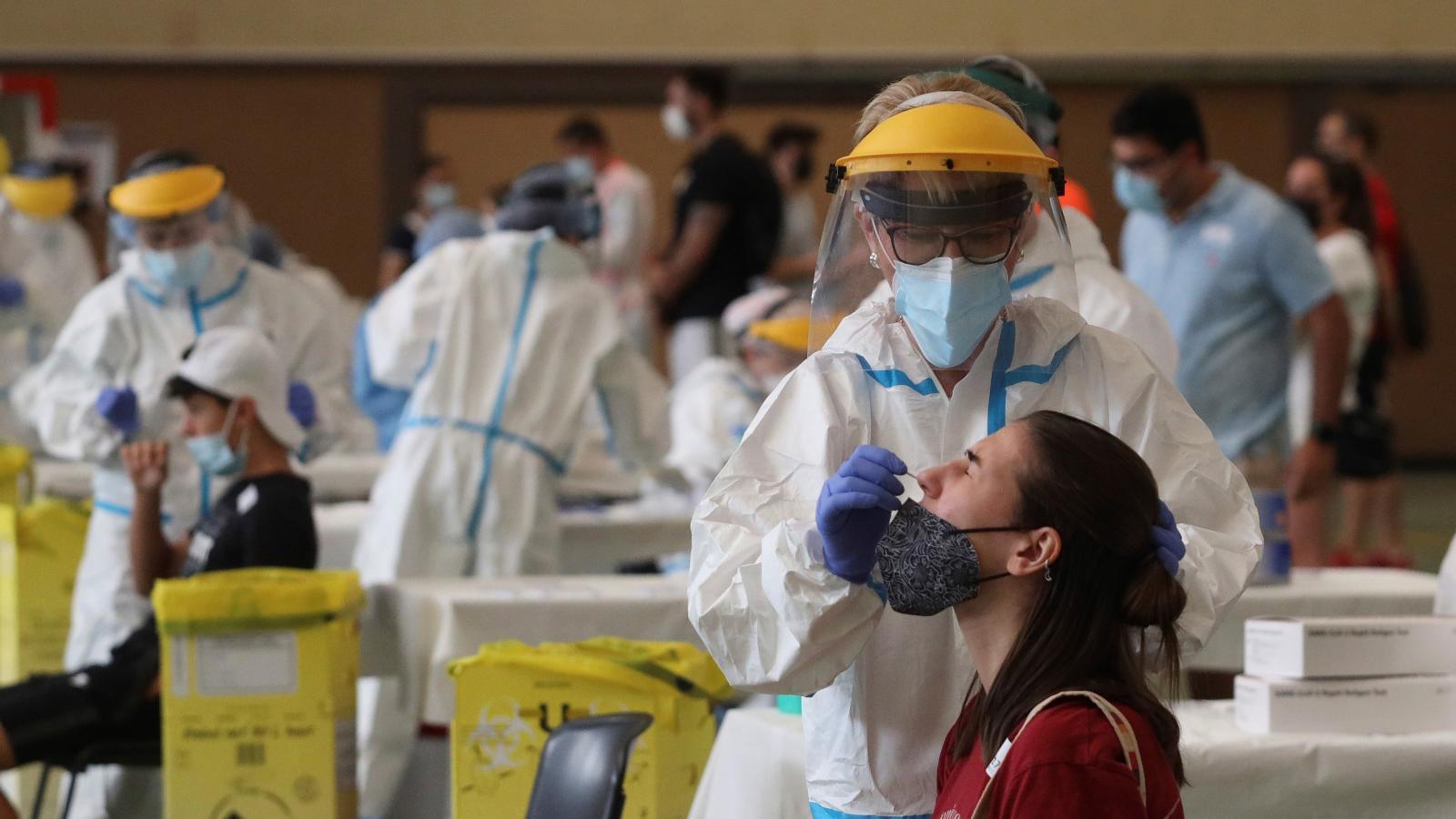 La incidencia de coronavirus en los jóvenes baja más de mil puntos en un mes