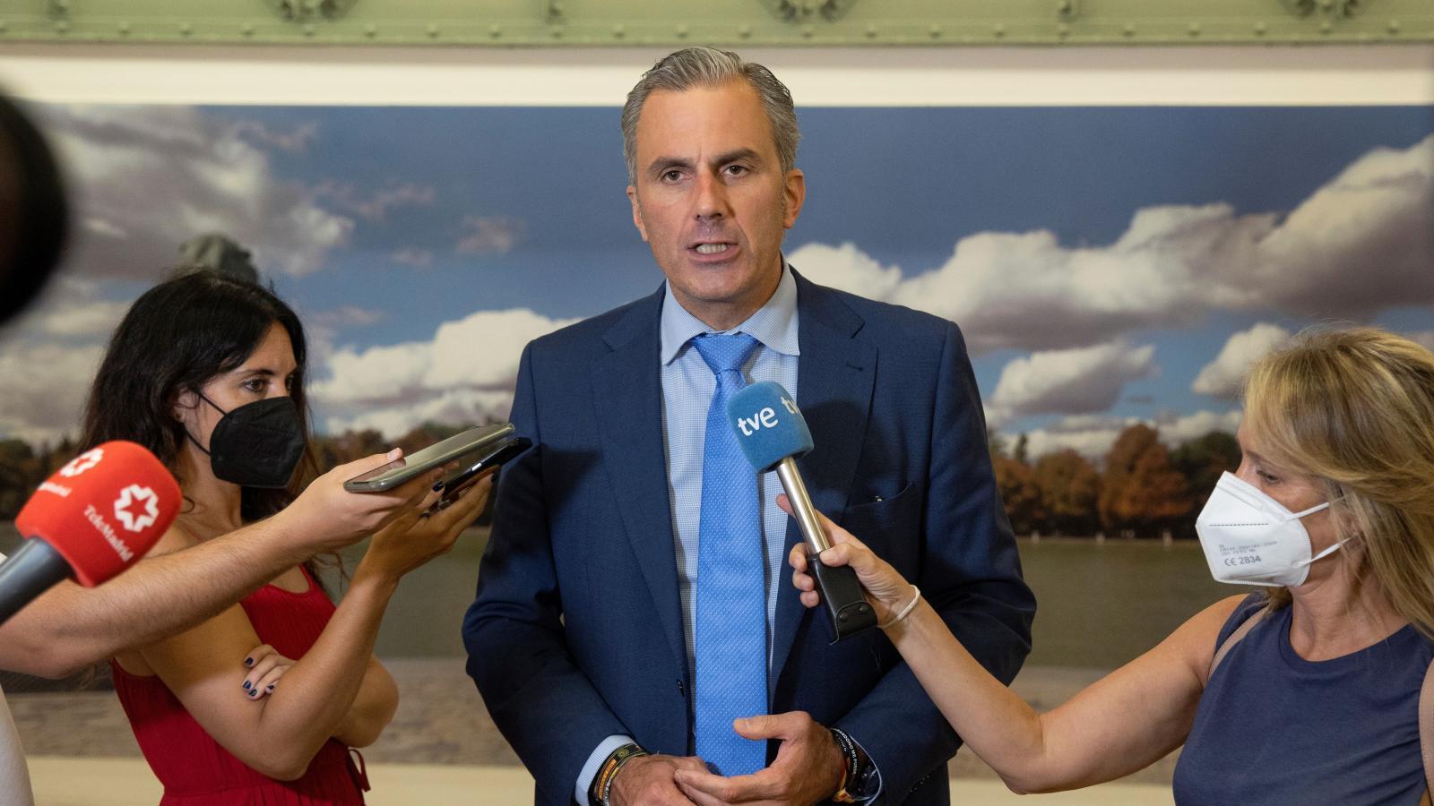 Vox acusa a Almeida de "prevaricar" por permitir la creación del grupo mixto