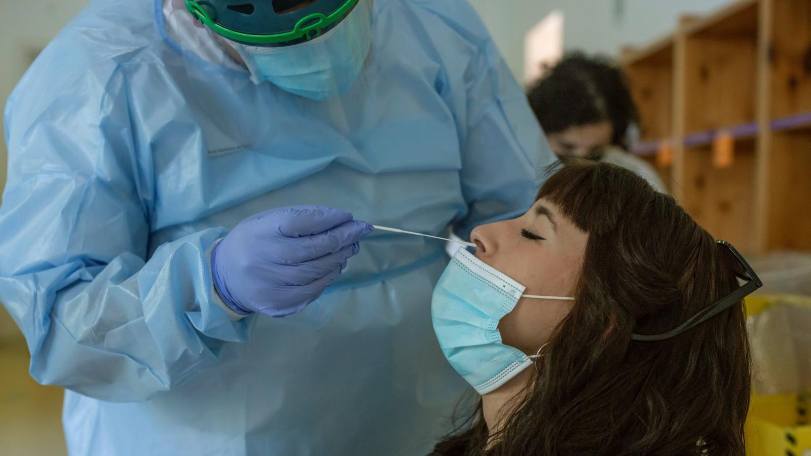 España vuelve a riesgo medio al bajar la incidencia por covid a 150 casos